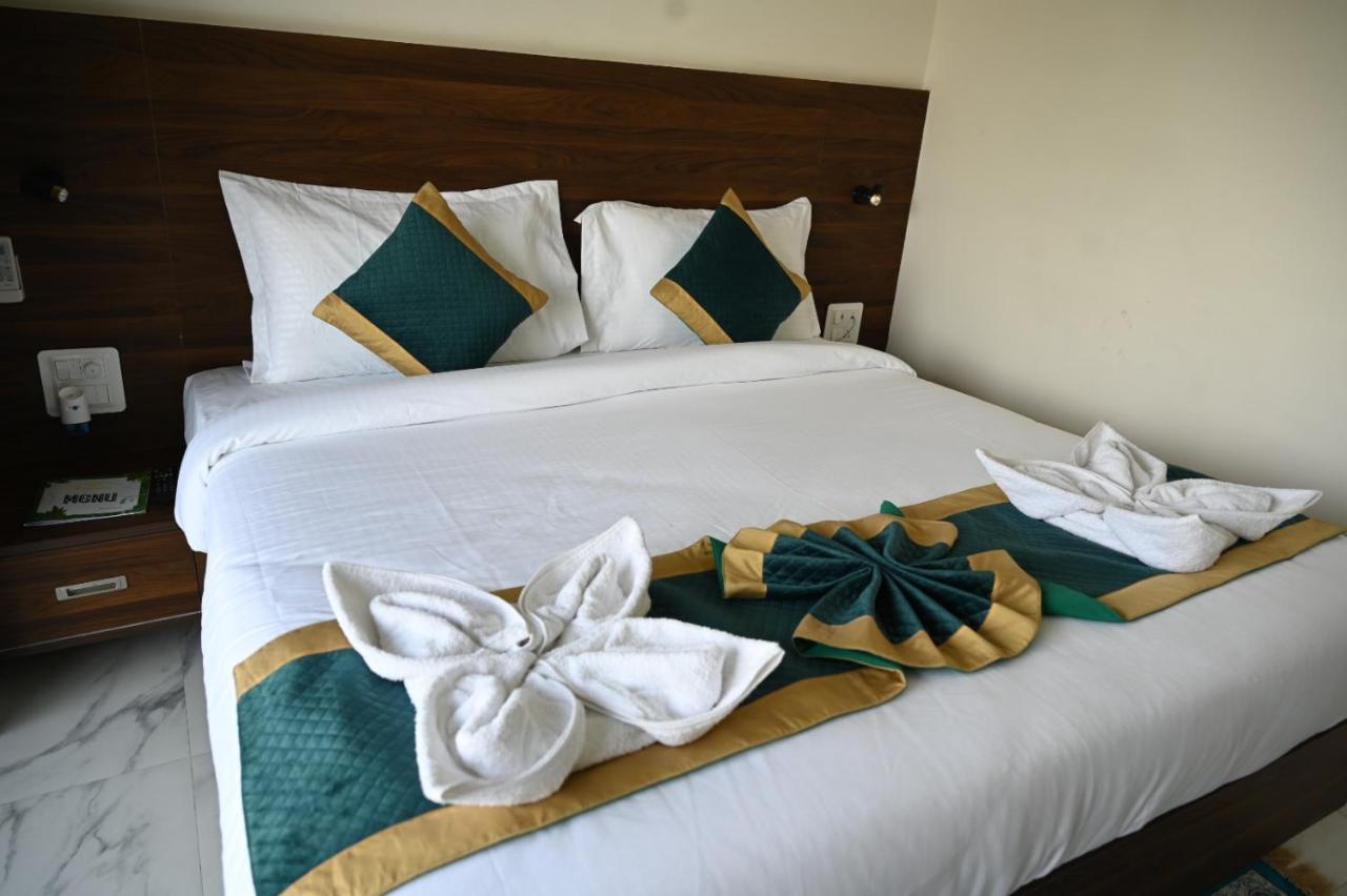 Hotel 7 Heaven Dehradun Buitenkant foto