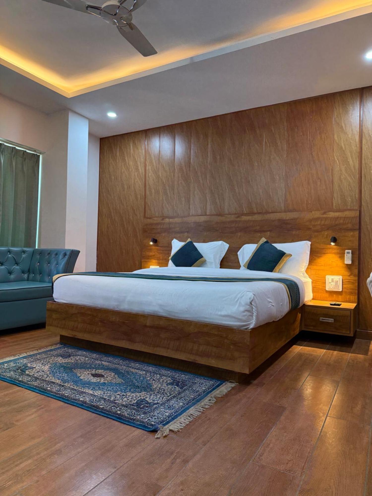 Hotel 7 Heaven Dehradun Buitenkant foto