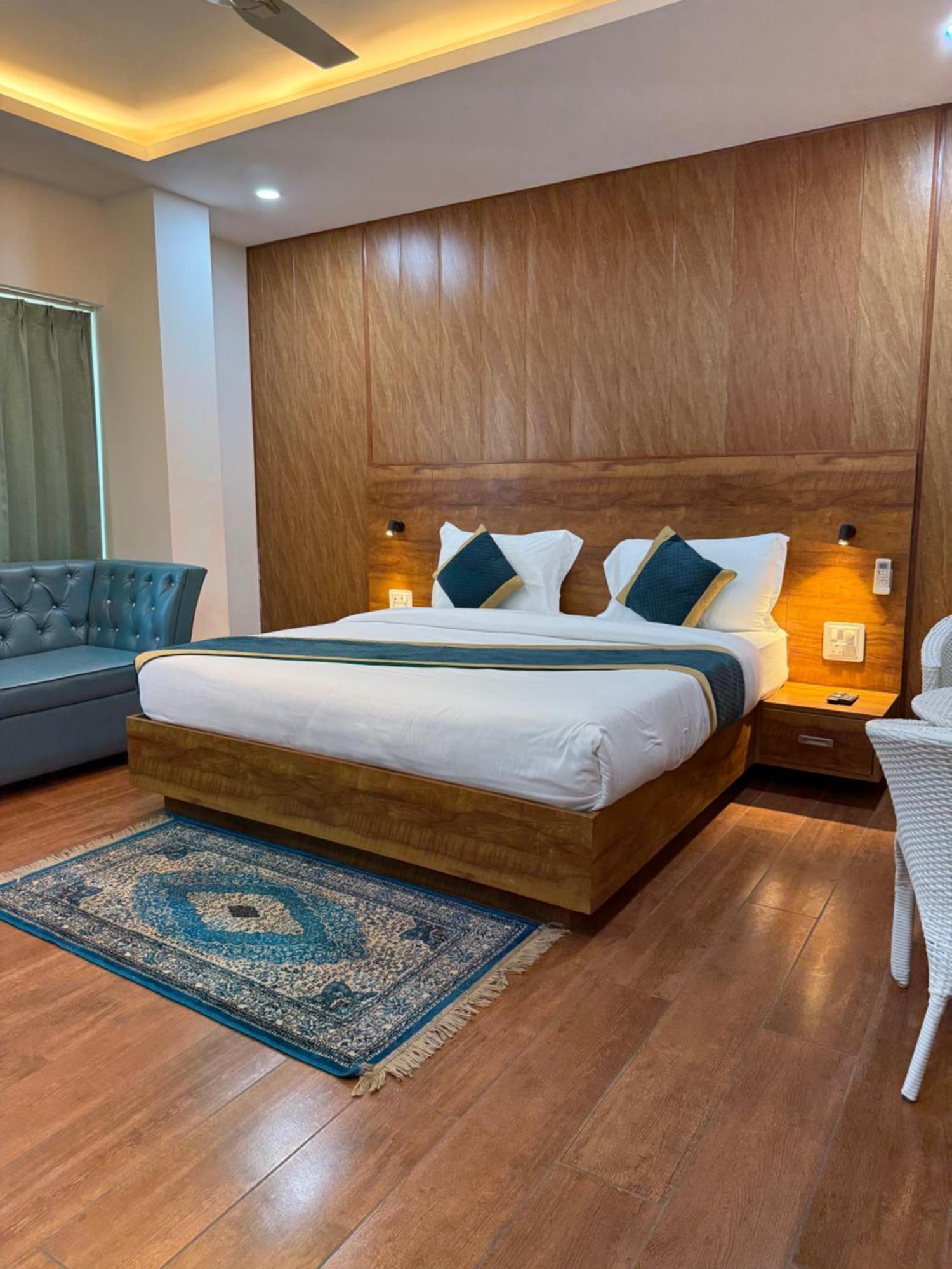 Hotel 7 Heaven Dehradun Buitenkant foto