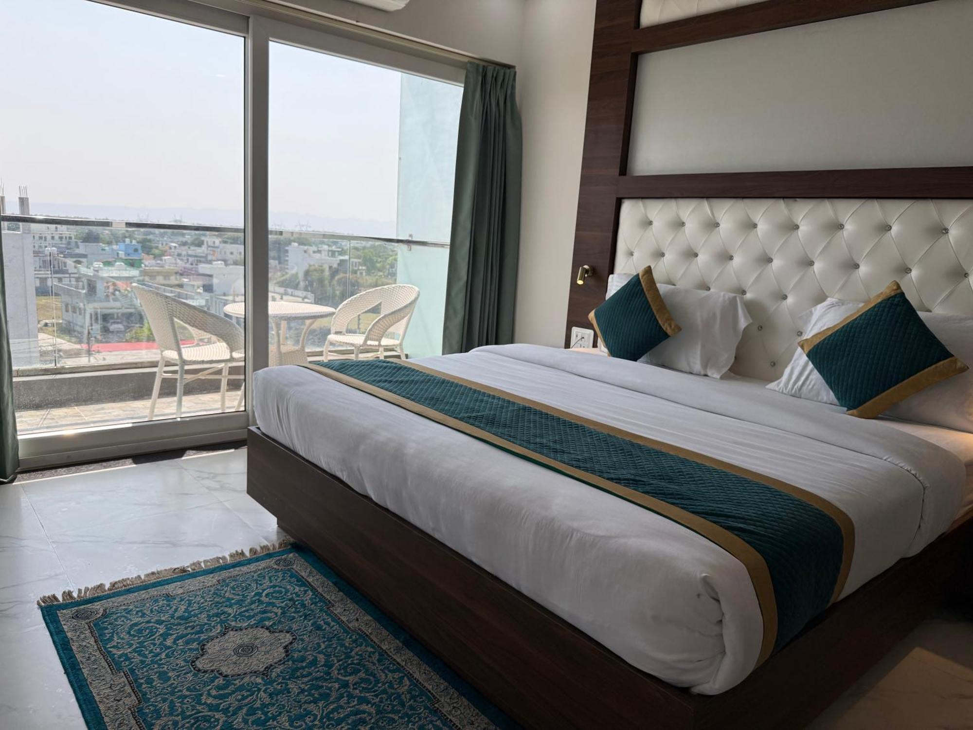 Hotel 7 Heaven Dehradun Buitenkant foto