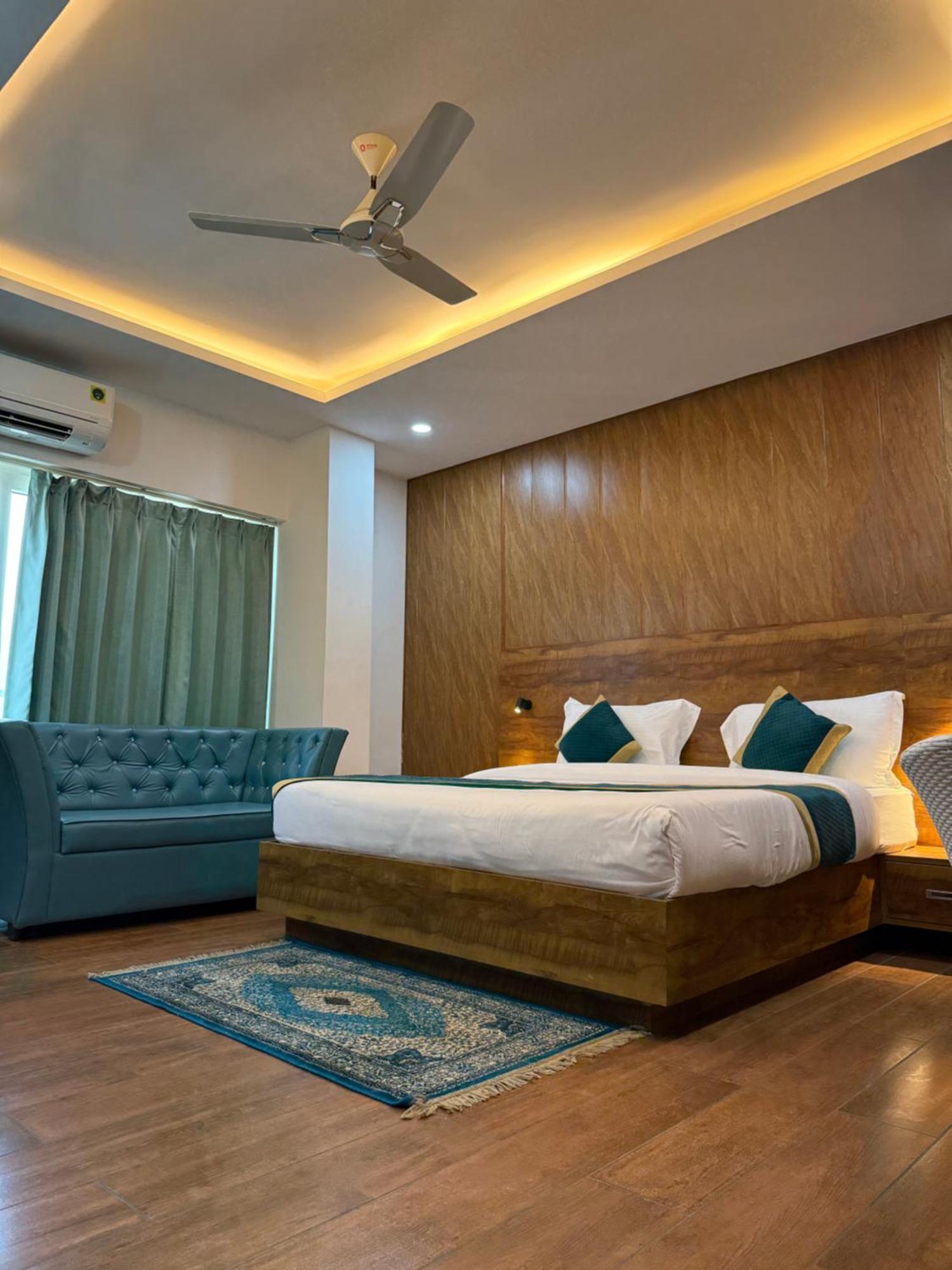 Hotel 7 Heaven Dehradun Buitenkant foto