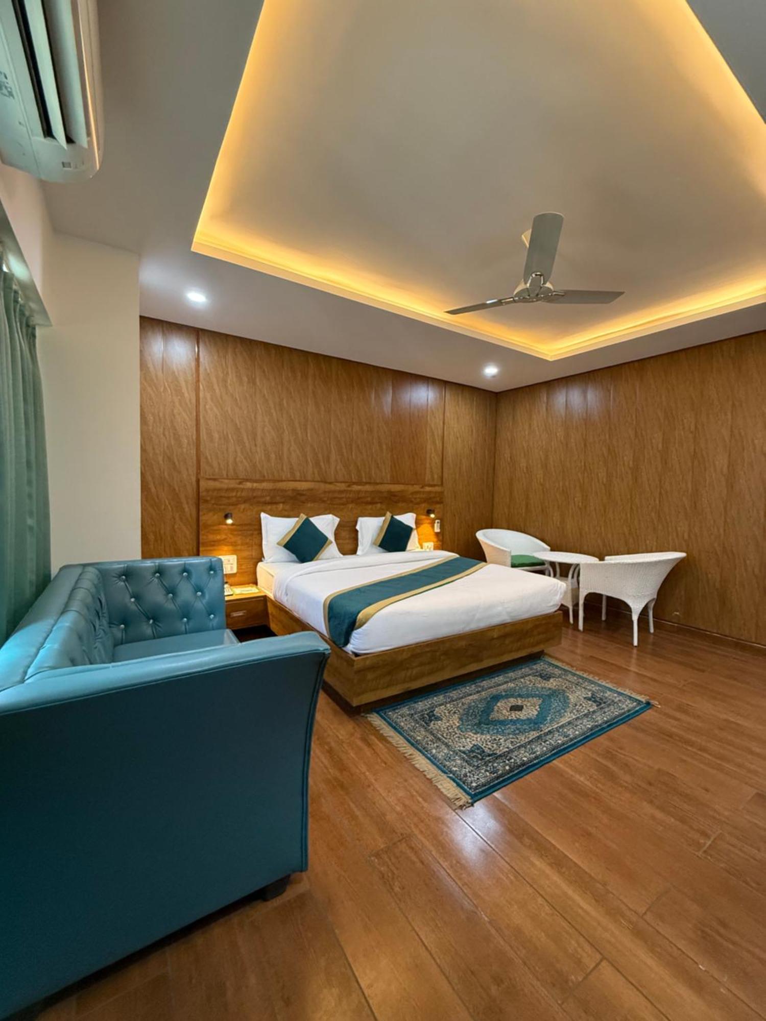 Hotel 7 Heaven Dehradun Buitenkant foto