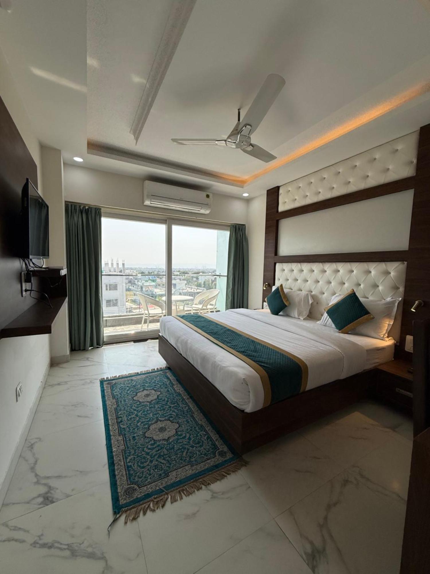 Hotel 7 Heaven Dehradun Buitenkant foto