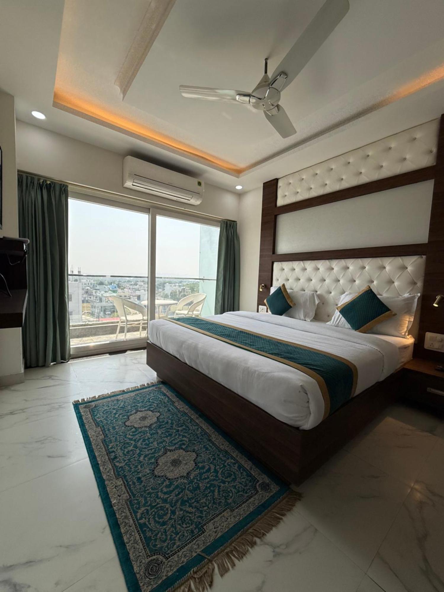 Hotel 7 Heaven Dehradun Buitenkant foto