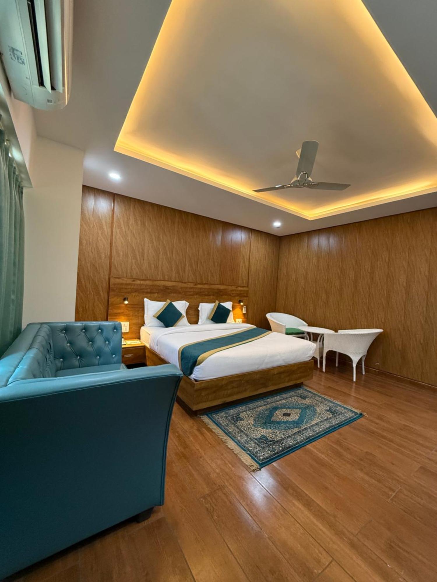 Hotel 7 Heaven Dehradun Buitenkant foto